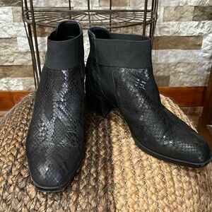 NATURALIZER Women’s Black Reptilian Ankle Boot Sz. 6 1/2